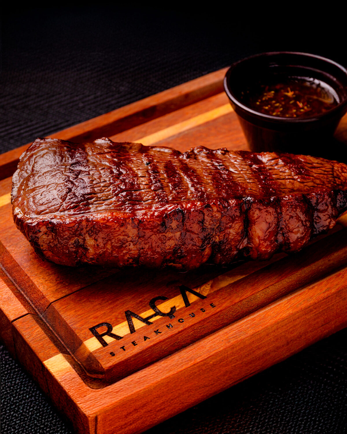 T-bone na tábua de madeira — Raça Steakhouse